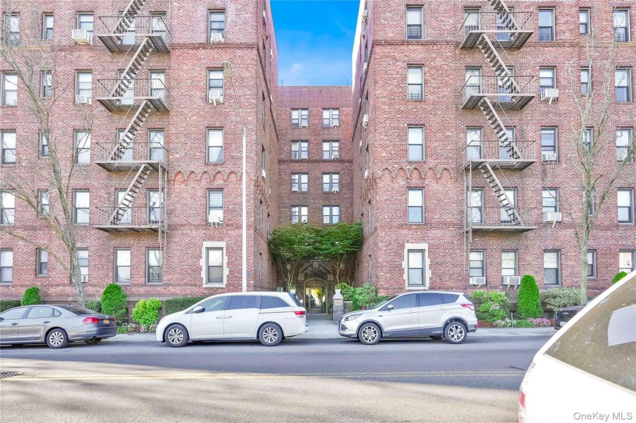 167-10 Crocheron Avenue, Unit 1F, Flushing, NY 11358 Main Photo