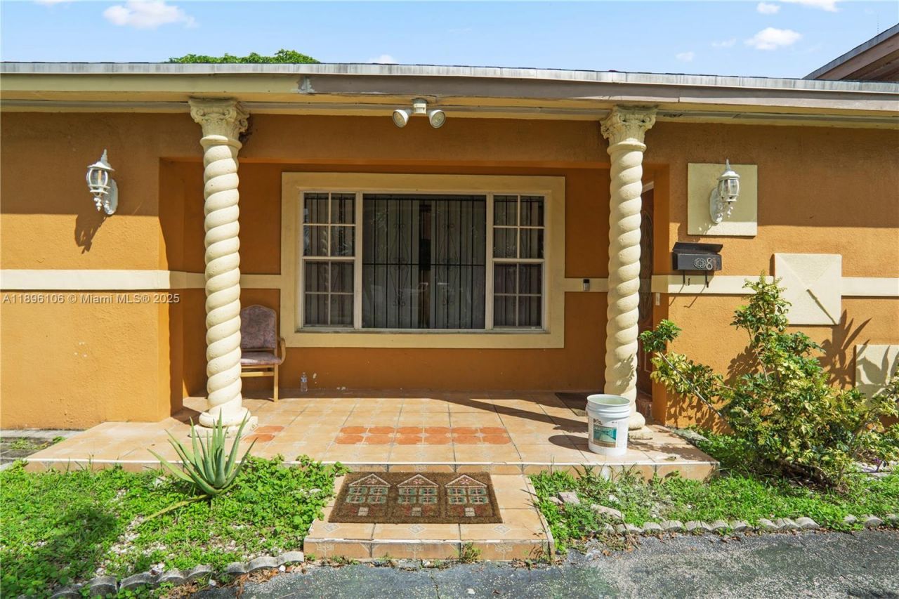 811 NW 196th Ter, Miami Gardens, FL 33169 Photo