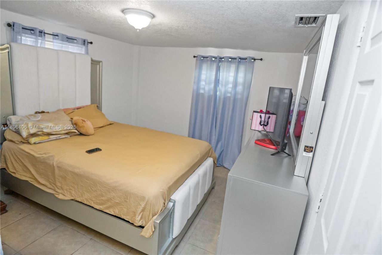 811 NW 196th Ter, Miami Gardens, FL 33169 Photo