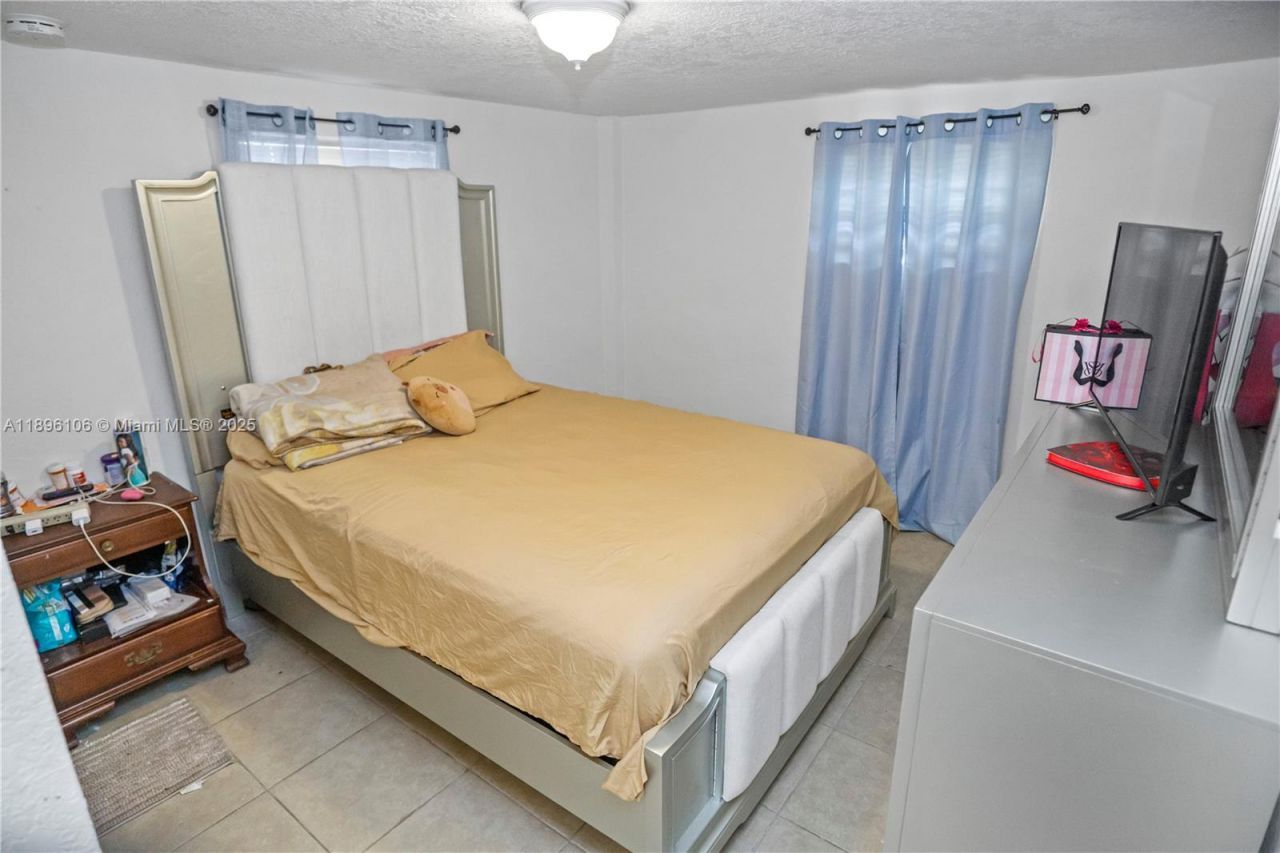 811 NW 196th Ter, Miami Gardens, FL 33169 Photo