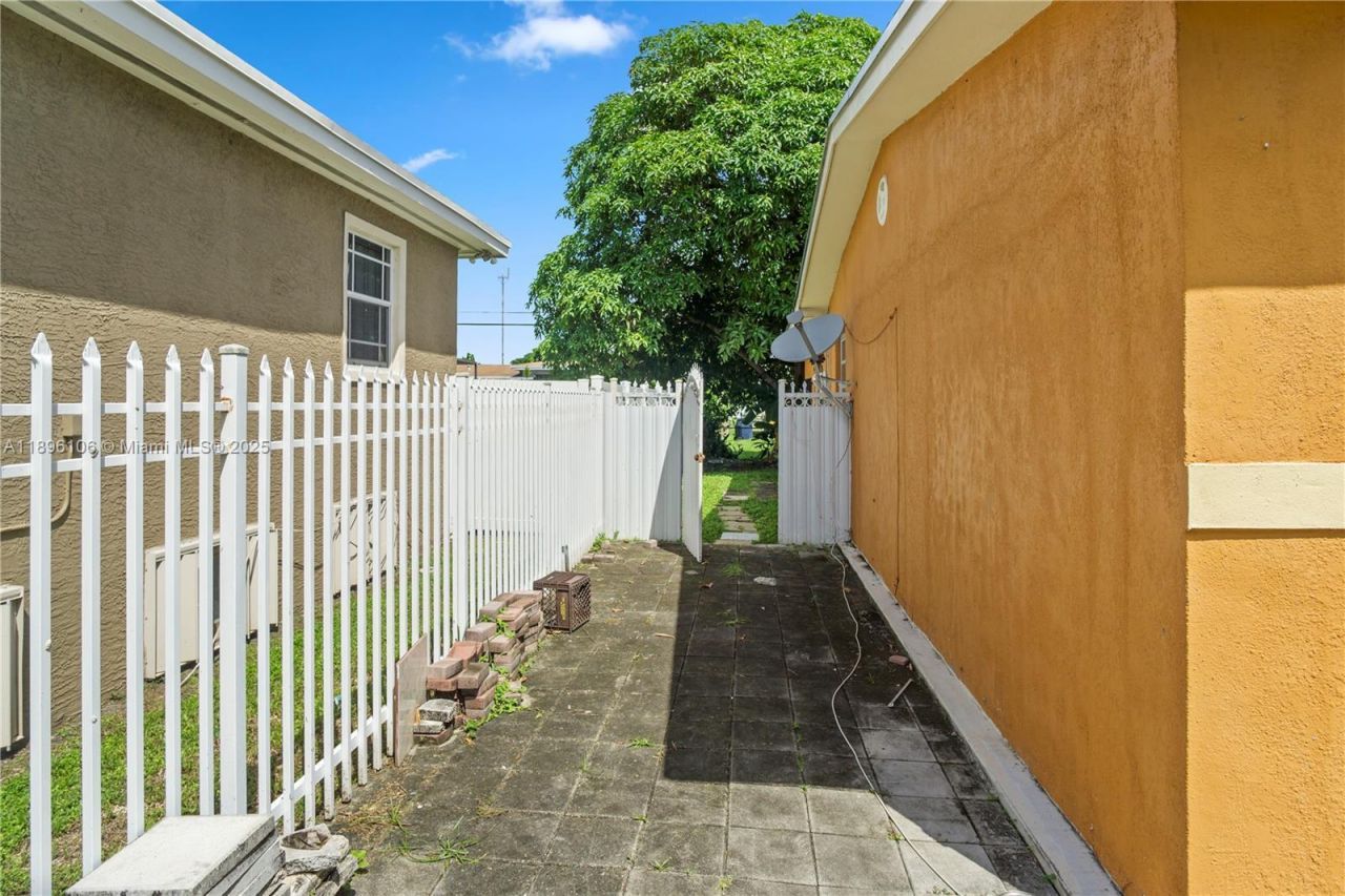 811 NW 196th Ter, Miami Gardens, FL 33169 Photo