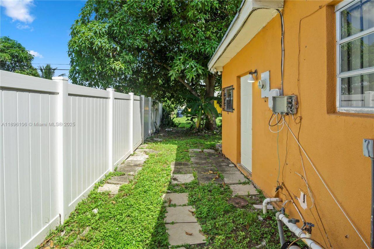 811 NW 196th Ter, Miami Gardens, FL 33169 Photo