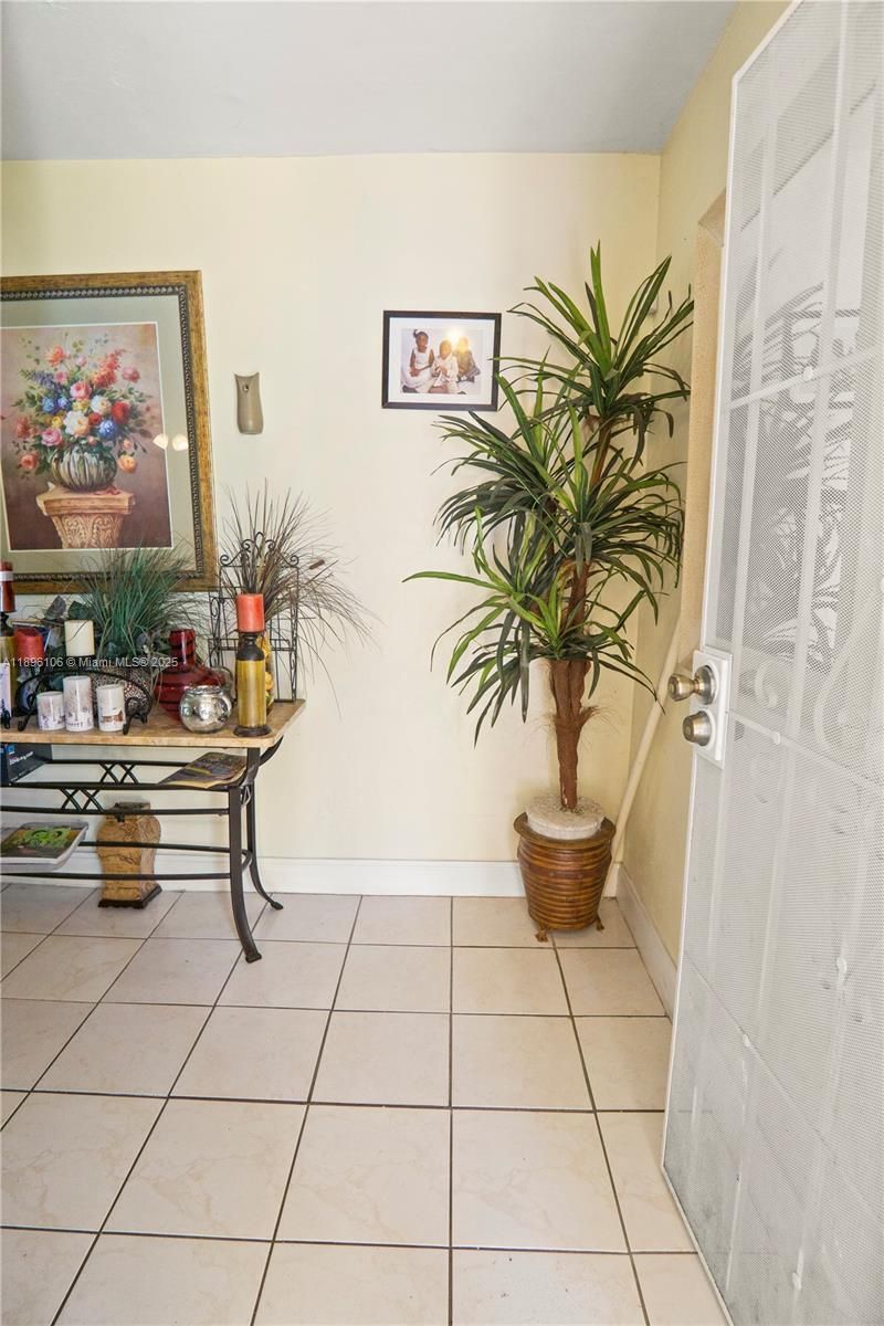 811 NW 196th Ter, Miami Gardens, FL 33169 Photo