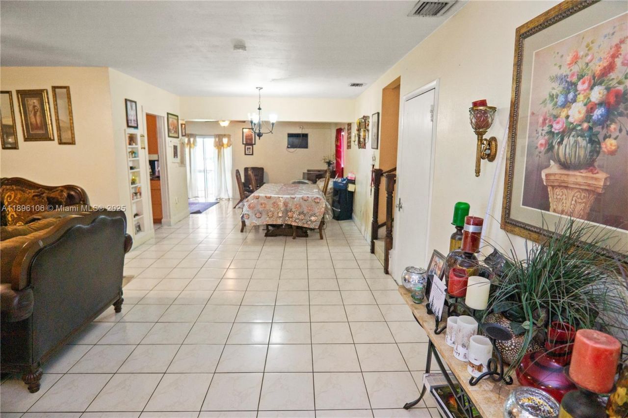 811 NW 196th Ter, Miami Gardens, FL 33169 Photo