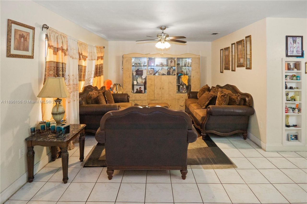 811 NW 196th Ter, Miami Gardens, FL 33169 Photo