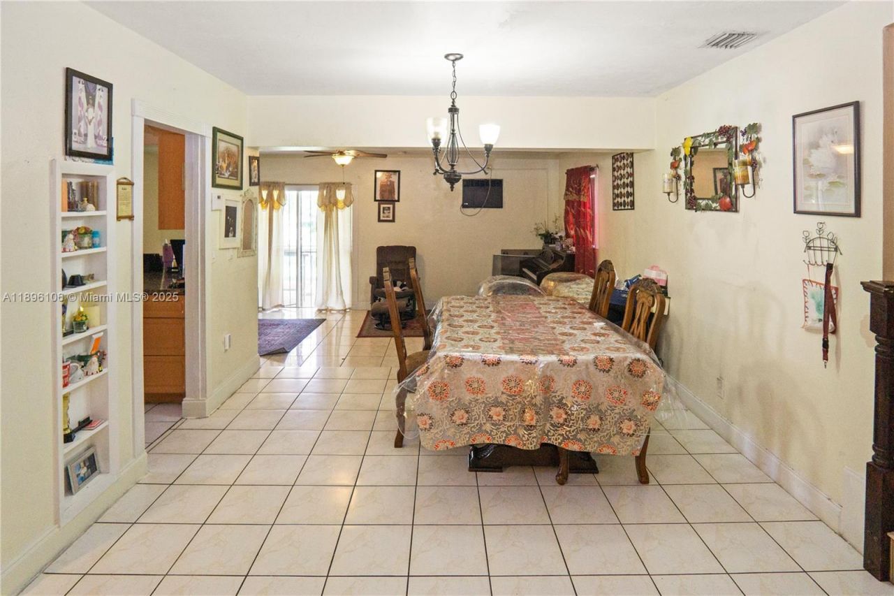 811 NW 196th Ter, Miami Gardens, FL 33169 Photo