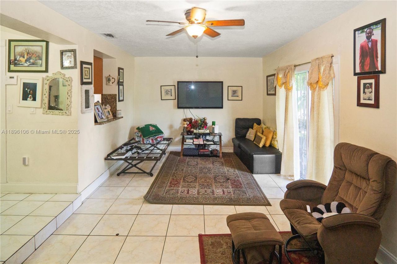 811 NW 196th Ter, Miami Gardens, FL 33169 Photo