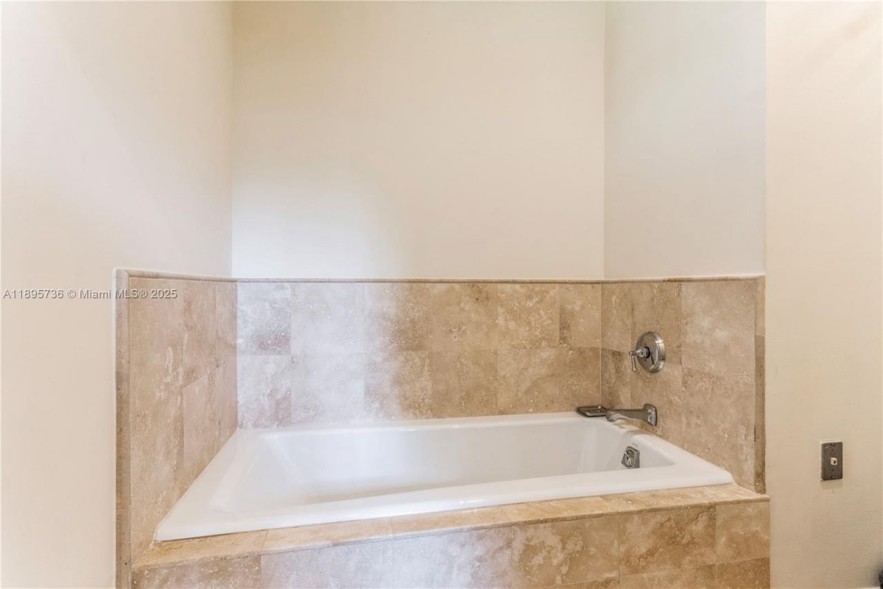 5774 SW 76th Ter, South Miami, FL 33143 Photo