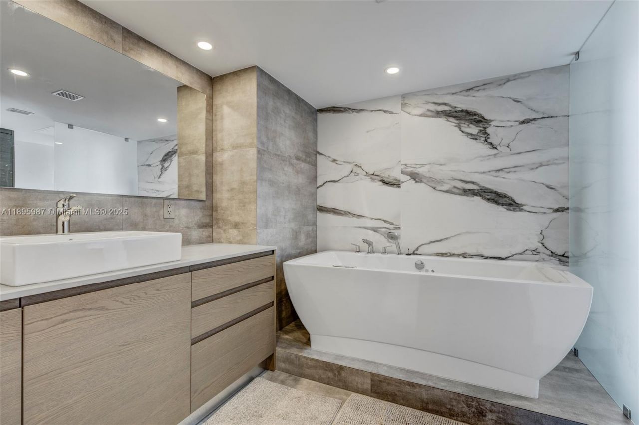 5500 Collins Ave, Unit 1104, Miami Beach, FL 33140 Photo