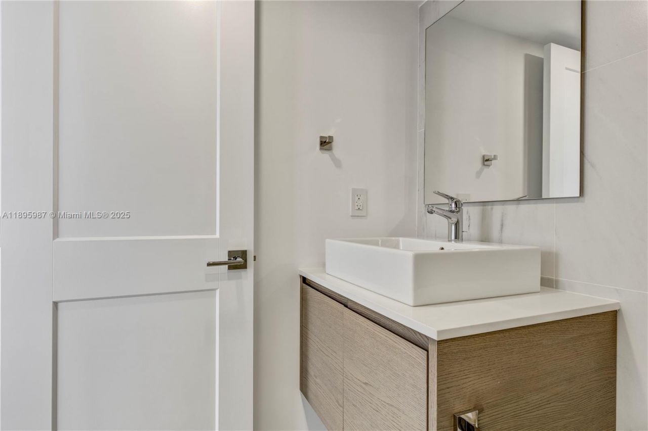 5500 Collins Ave, Unit 1104, Miami Beach, FL 33140 Photo