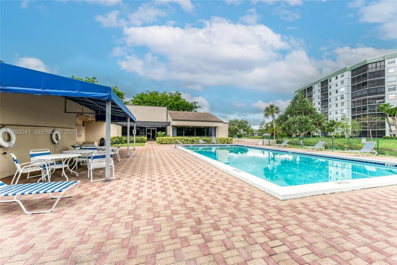 2209 S Cypress Bend Dr, Unit 407, Pompano Beach, FL 33069 Photo