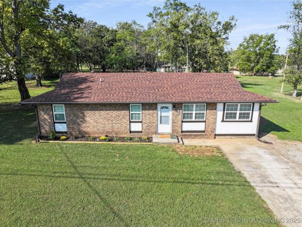 1911 N Maple Street , Sallisaw, OK 74955