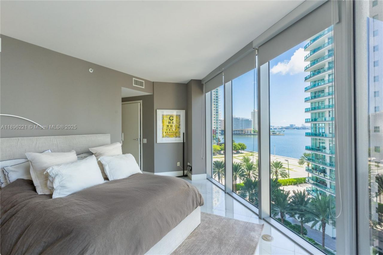 1300 Brickell Bay Dr, Unit 808, Miami, FL 33131 Photo