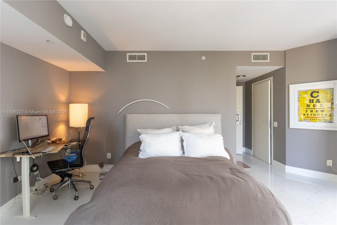 1300 Brickell Bay Dr, Unit 808, Miami, FL 33131 Photo