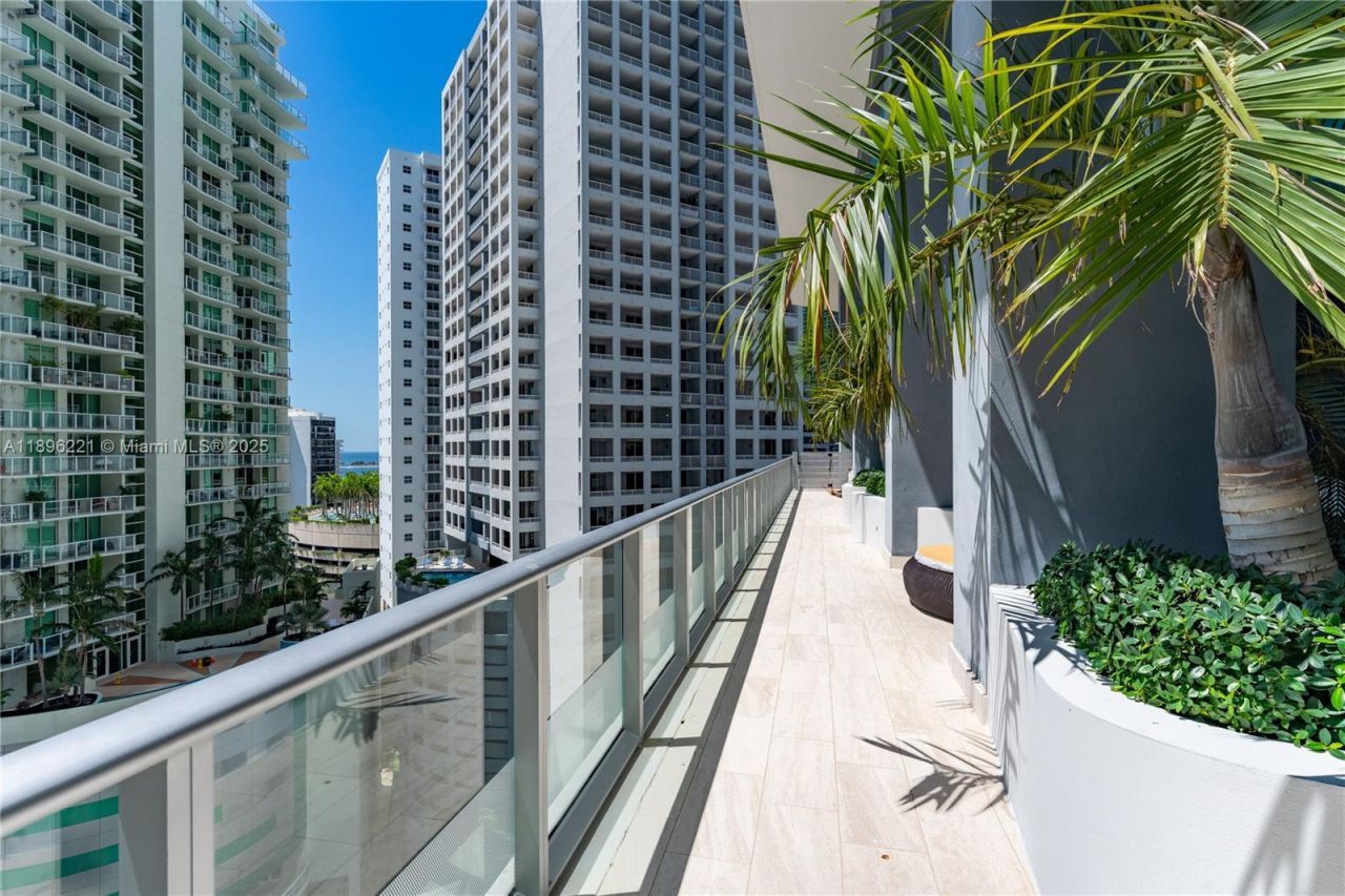 1300 Brickell Bay Dr, Unit 808, Miami, FL 33131 Photo