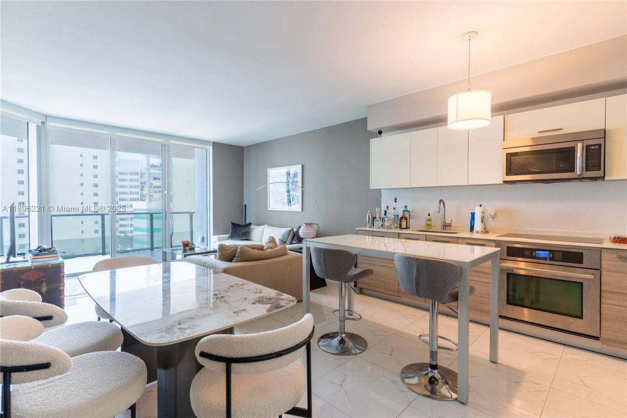 1300 Brickell Bay Dr, Unit 808, Miami, FL 33131 Photo