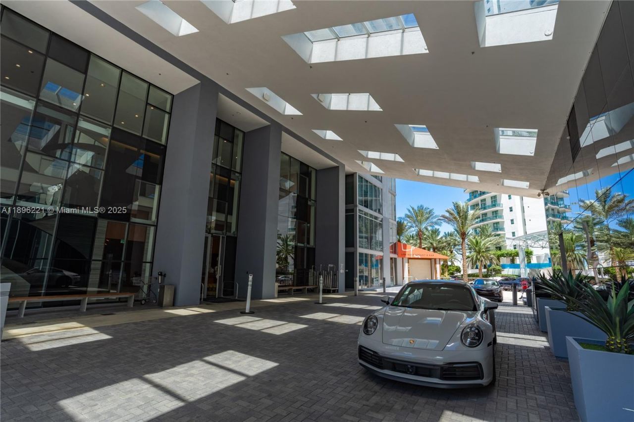 1300 Brickell Bay Dr, Unit 808, Miami, FL 33131 Photo