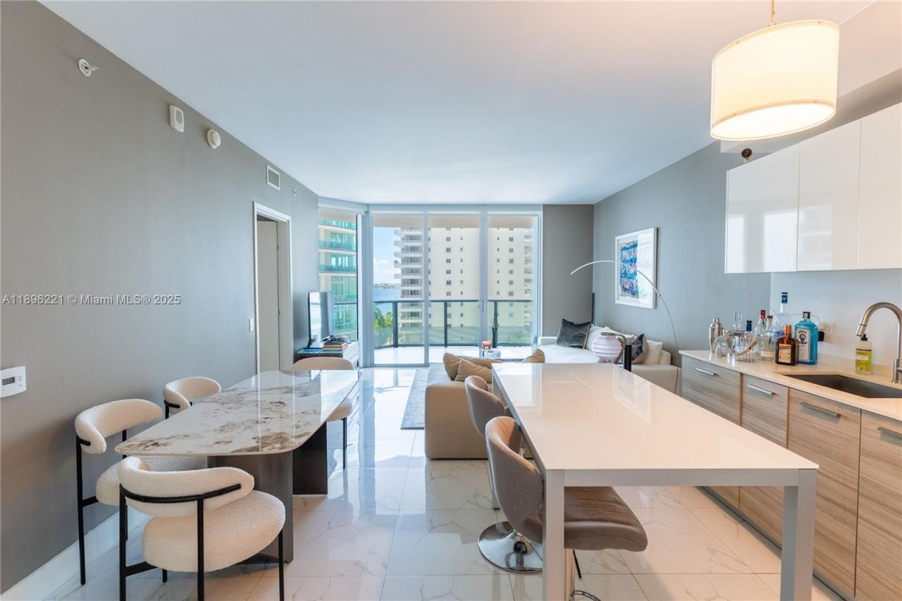 1300 Brickell Bay Dr, Unit 808, Miami, FL 33131 Photo