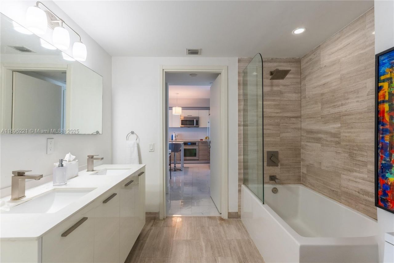 1300 Brickell Bay Dr, Unit 808, Miami, FL 33131 Photo