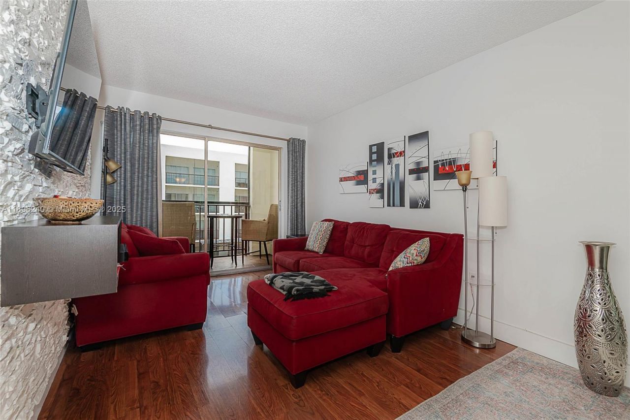 201 178th Dr, Unit 426, Sunny Isles Beach, FL 33160 Photo