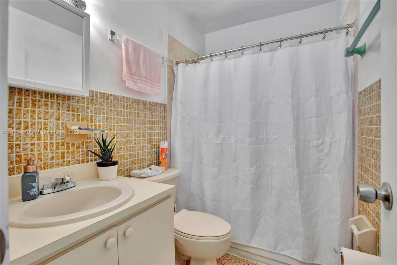 458 SW 9th St, Unit 8, Miami, FL 33130 Photo