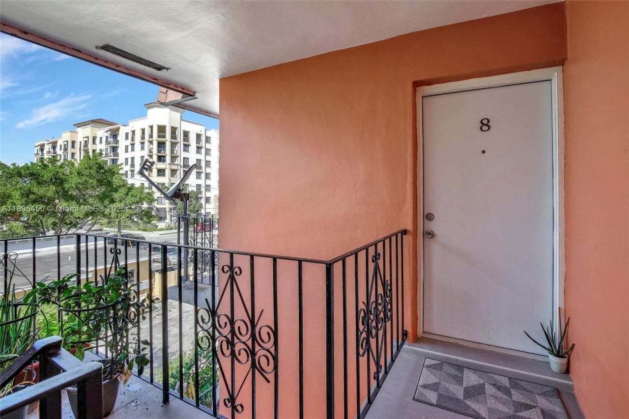 458 SW 9th St, Unit 8, Miami, FL 33130 Photo