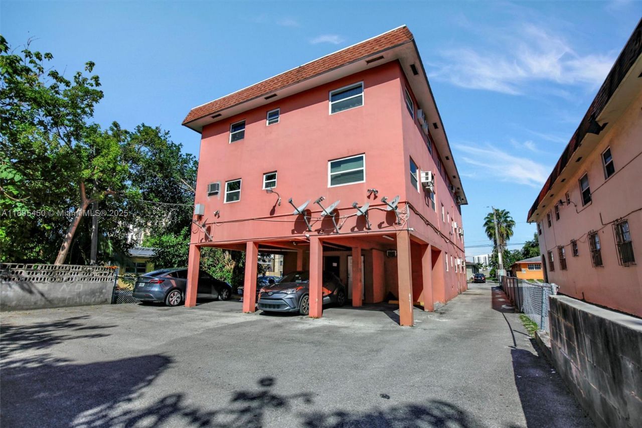 458 SW 9th St, Unit 8, Miami, FL 33130 Photo