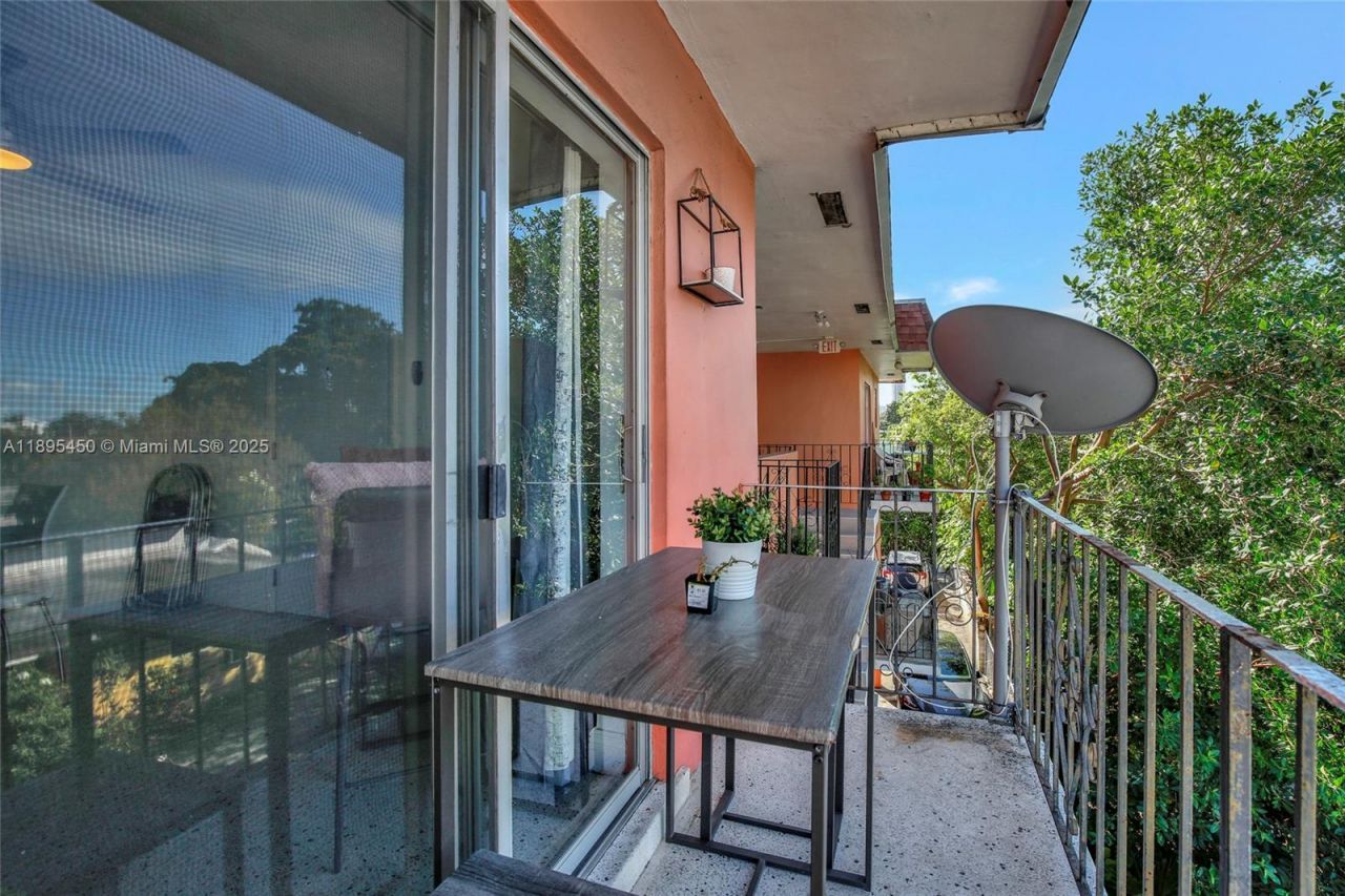 458 SW 9th St, Unit 8, Miami, FL 33130 Photo