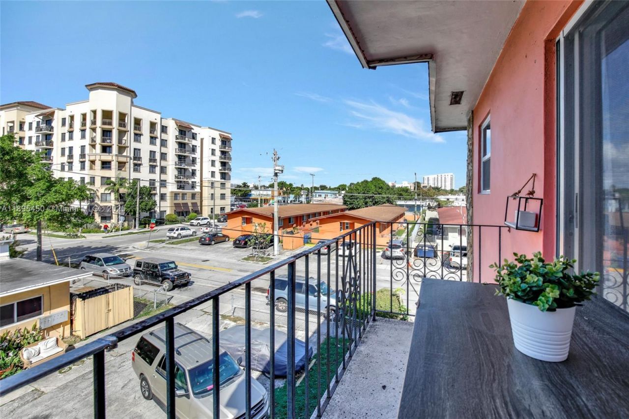 458 SW 9th St, Unit 8, Miami, FL 33130 Photo