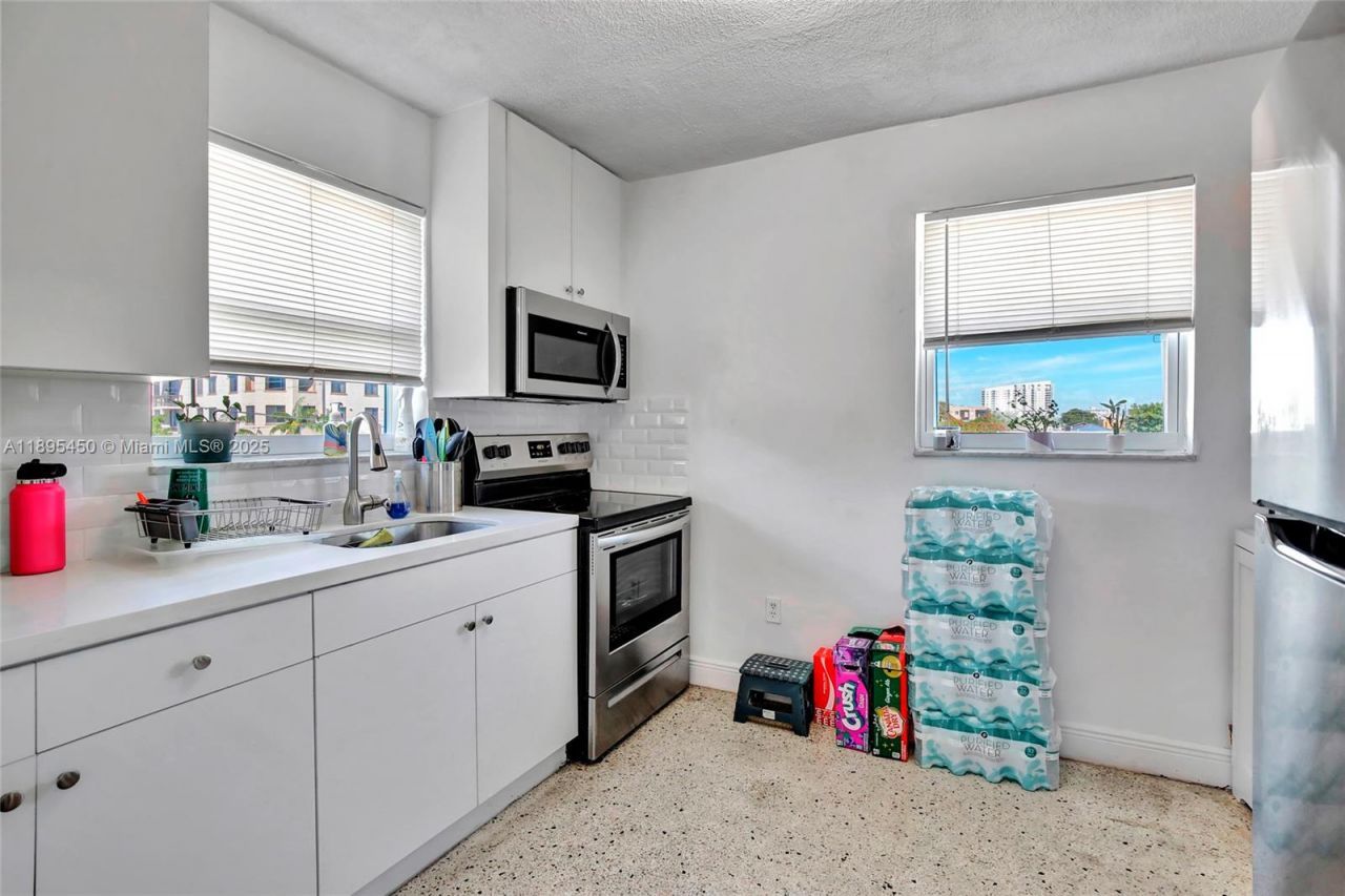 458 SW 9th St, Unit 8, Miami, FL 33130 Photo