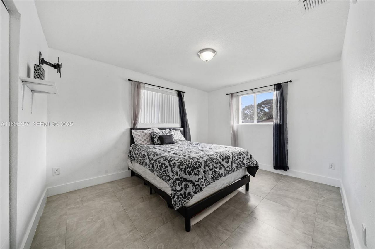 2100 NW 154th St, Miami Gardens, FL 33054 Photo