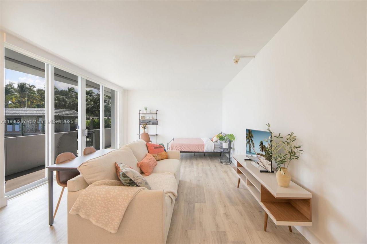 770 NE 69th St, Unit 1B, Miami, FL 33138 Photo