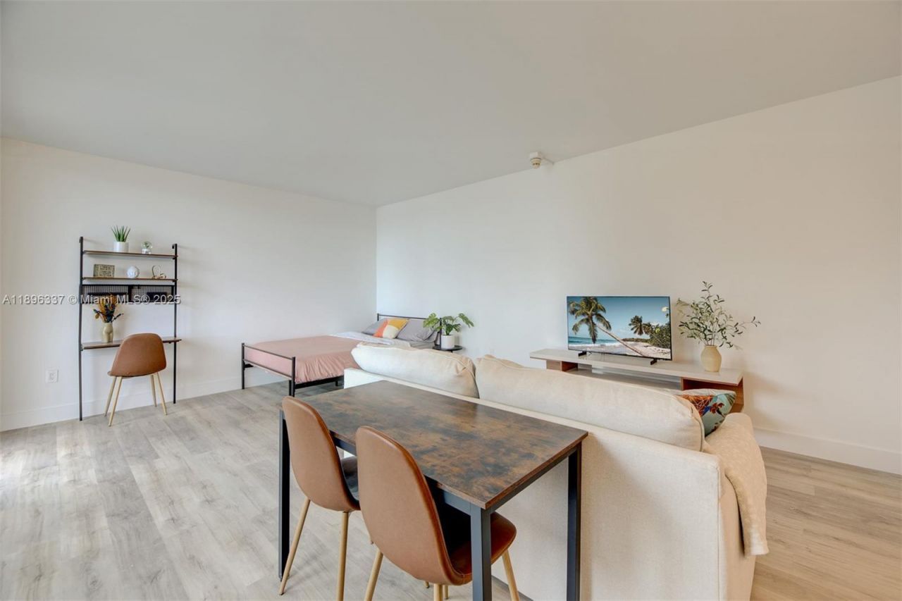 770 NE 69th St, Unit 1B, Miami, FL 33138 Photo