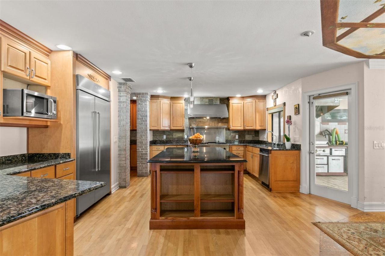 3498 Shoreline Circle, Palm Harbor, FL 34684 Photo