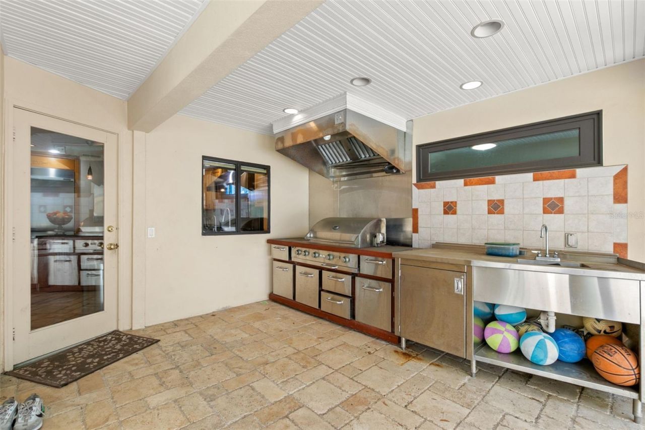 3498 Shoreline Circle, Palm Harbor, FL 34684 Photo