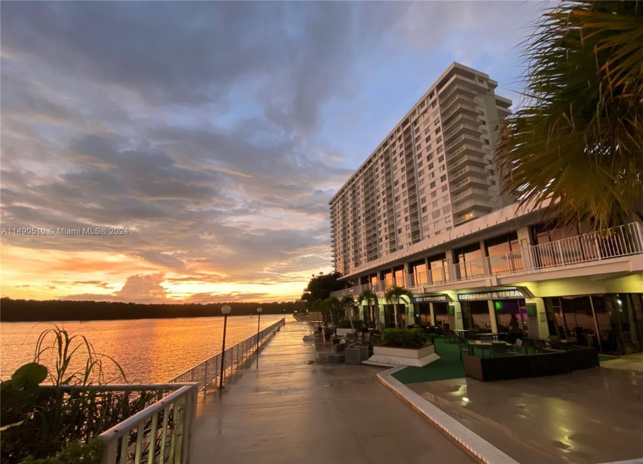 500 Bayview Dr, Unit 221, Sunny Isles Beach, FL 33160 Photo