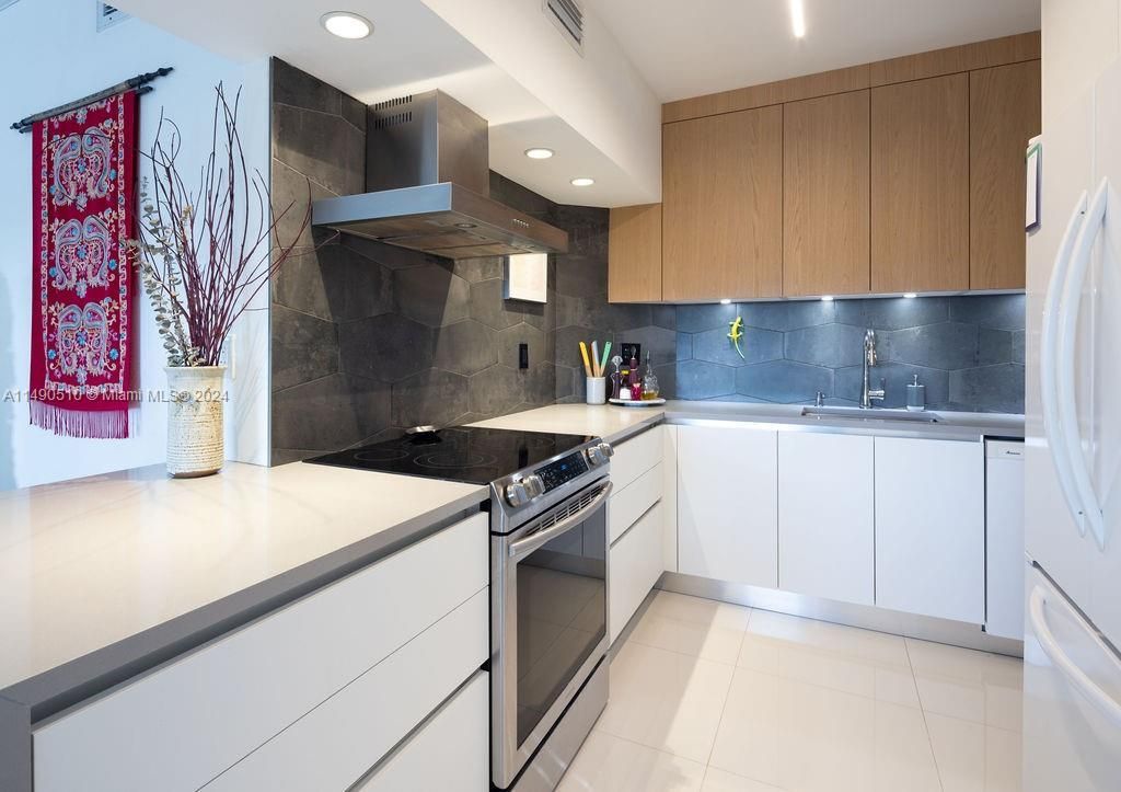 500 Bayview Dr, Unit 221, Sunny Isles Beach, FL 33160 Photo