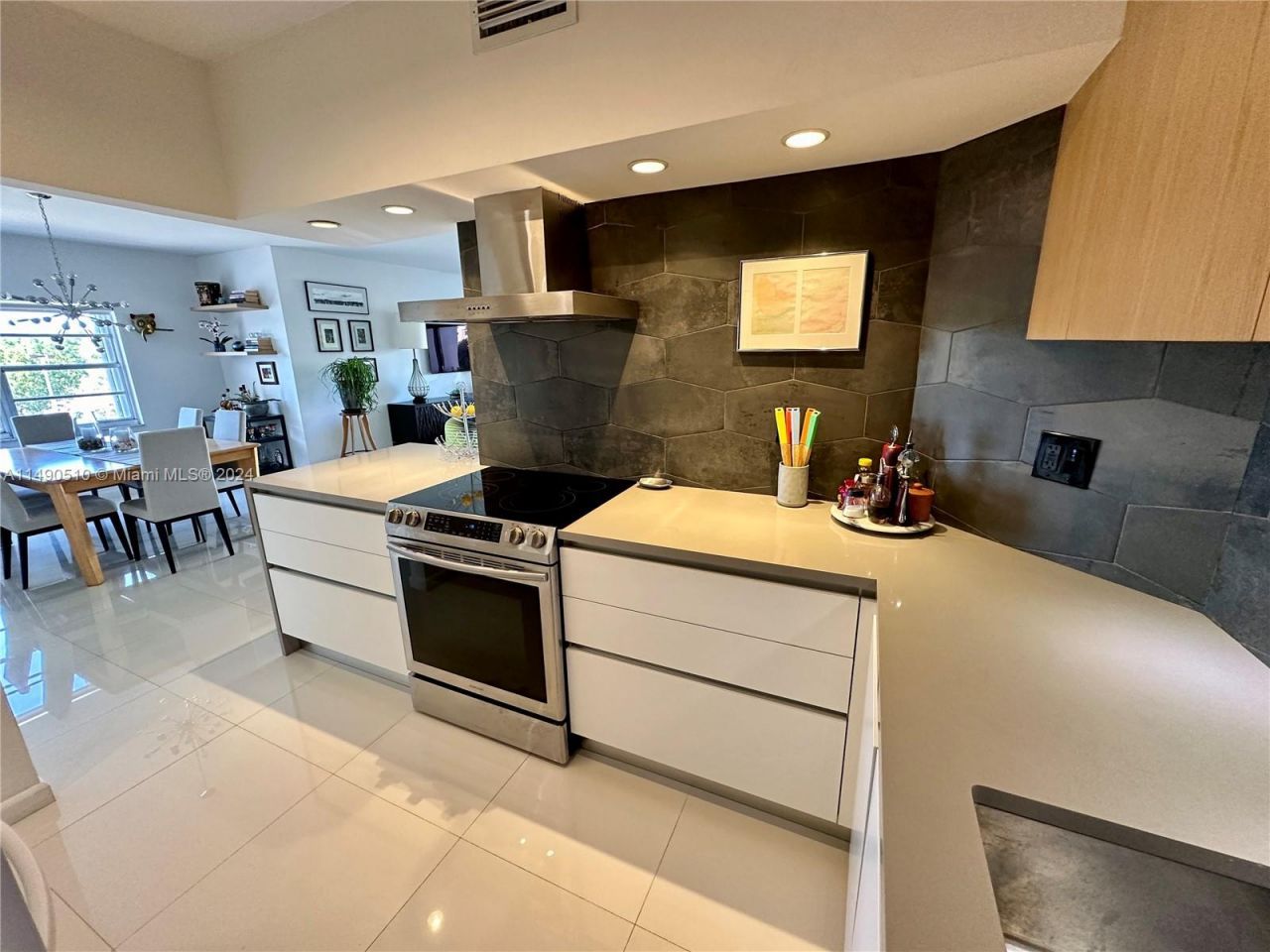 500 Bayview Dr, Unit 221, Sunny Isles Beach, FL 33160 Photo