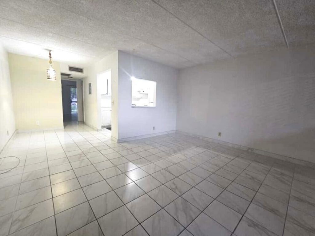 400 Village Green Circle W, Unit 205, Palm Springs, FL 33461 Photo