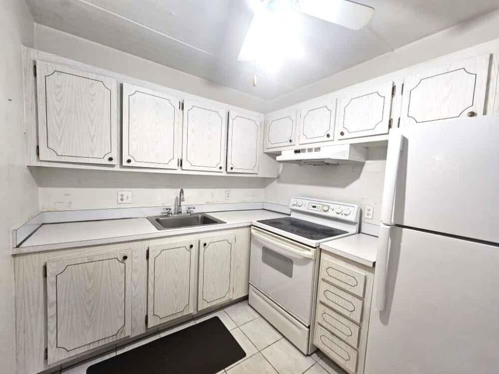 400 Village Green Circle W, Unit 205, Palm Springs, FL 33461 Photo