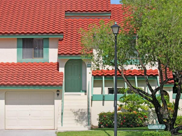 23 Lexington Lane W, Unit D, Palm Beach Gardens, FL 33418