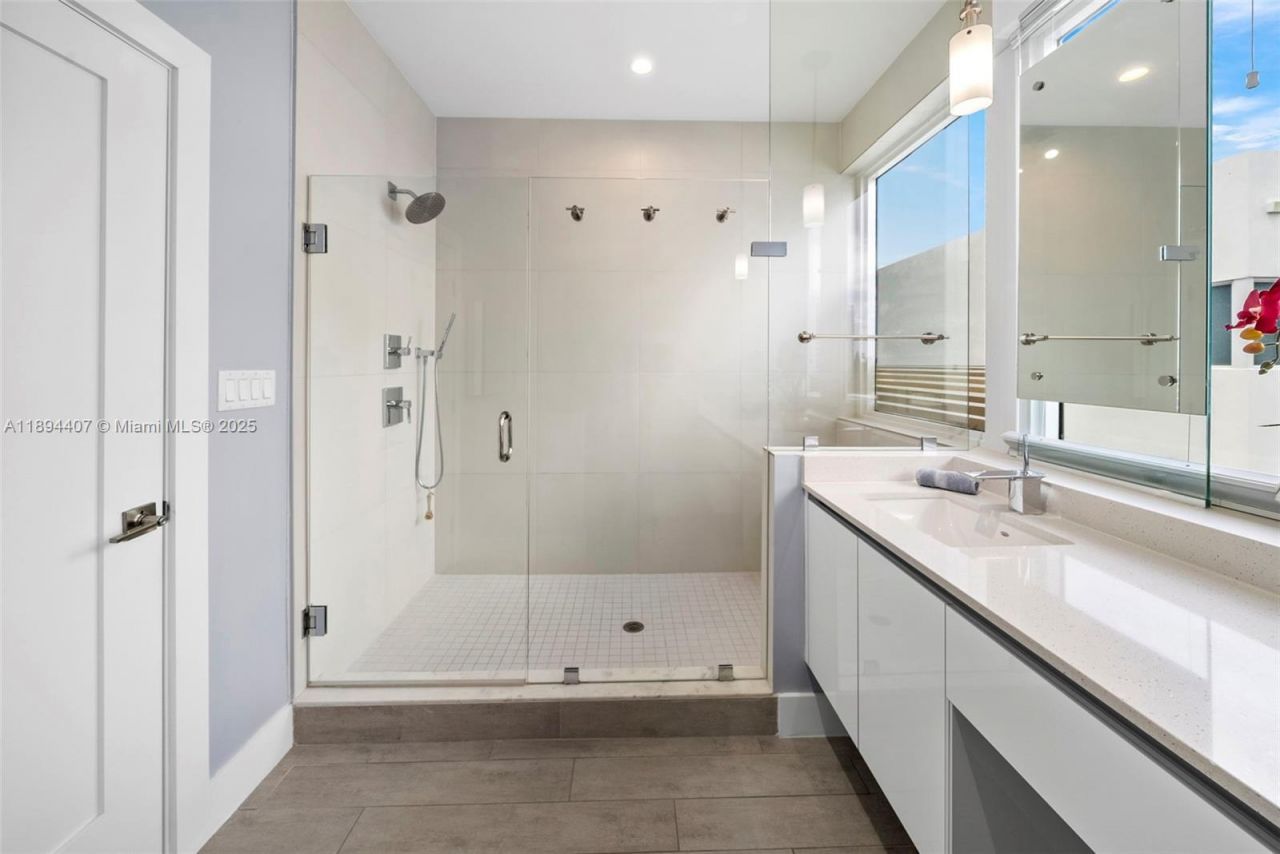 33 N Shore Dr, Unit 33, Miami Beach, FL 33141 Photo