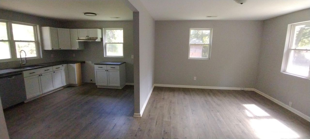 112 James Place Photo 8