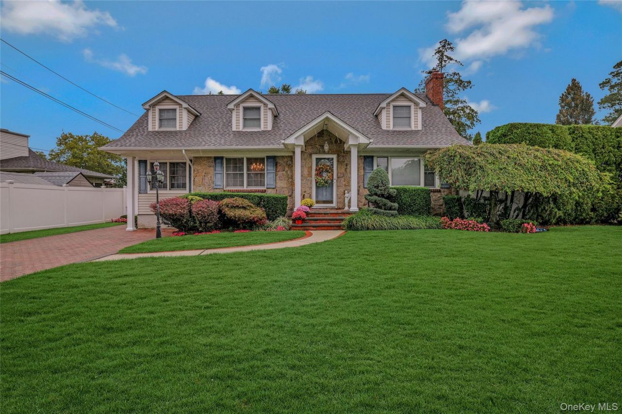 45 Manchester Street, Westbury, NY 11590 Main Photo