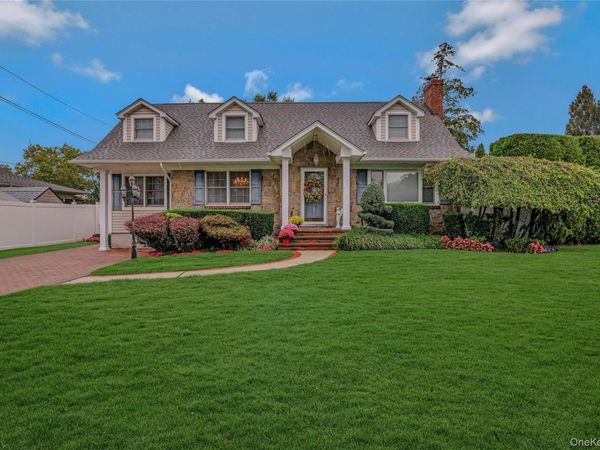 45 Manchester Street, Westbury, NY 11590