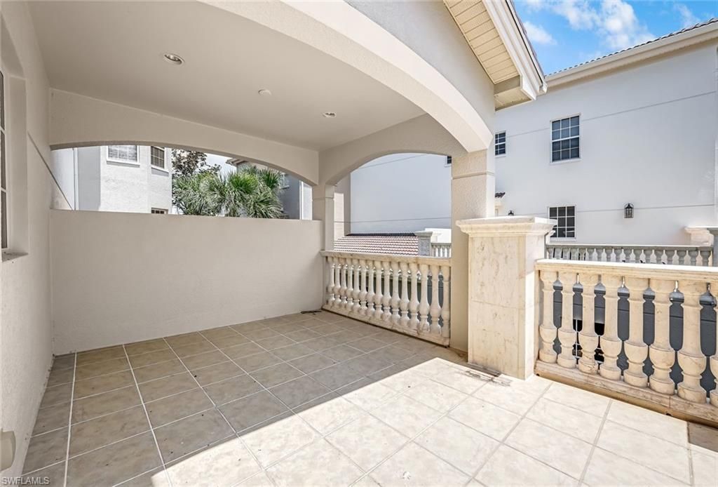 510 Avellino Isles Cir, Unit 2-202, Naples, FL 34119 Photo