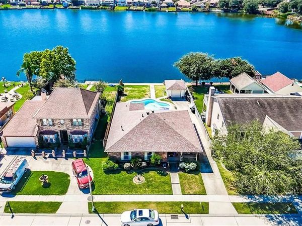 7140 CAMBERLEY Drive, New Orleans, LA 70128