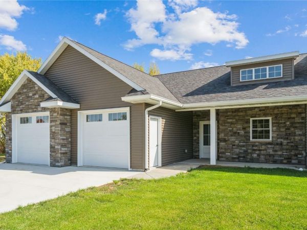 445 1st Street N, Winthrop, IA 50682