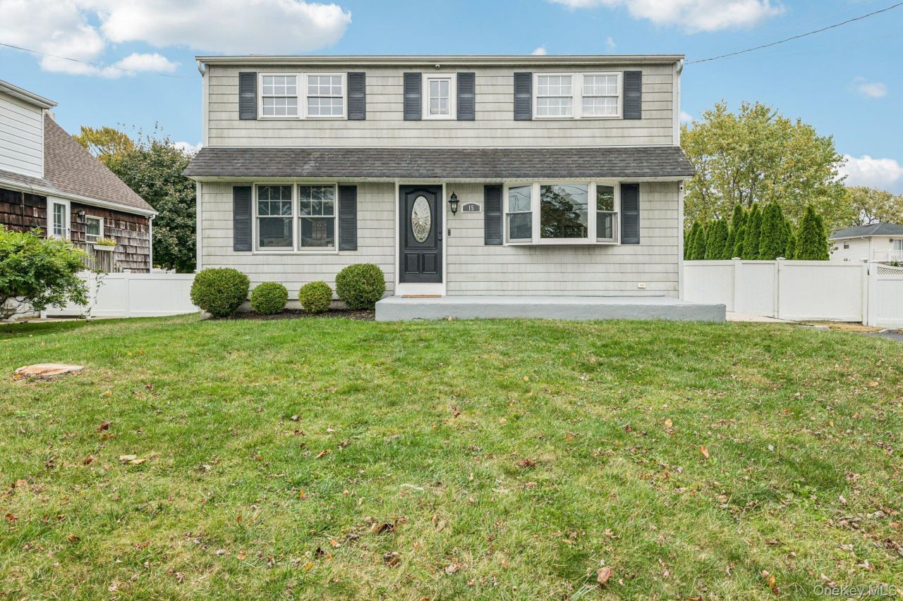 15 Palm Street Lindenhurst, NY 11757