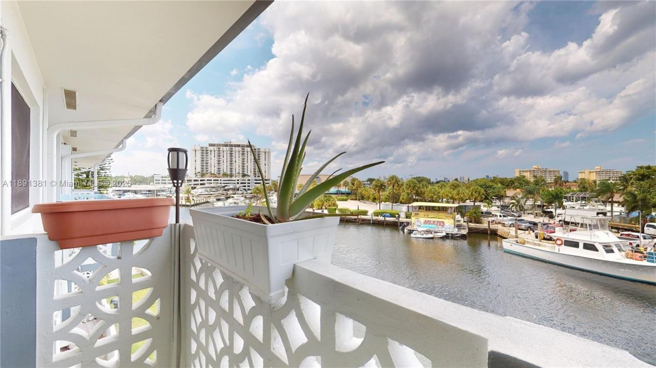 13105 Ixora Ct, Unit 303, North Miami, FL 33181 Photo